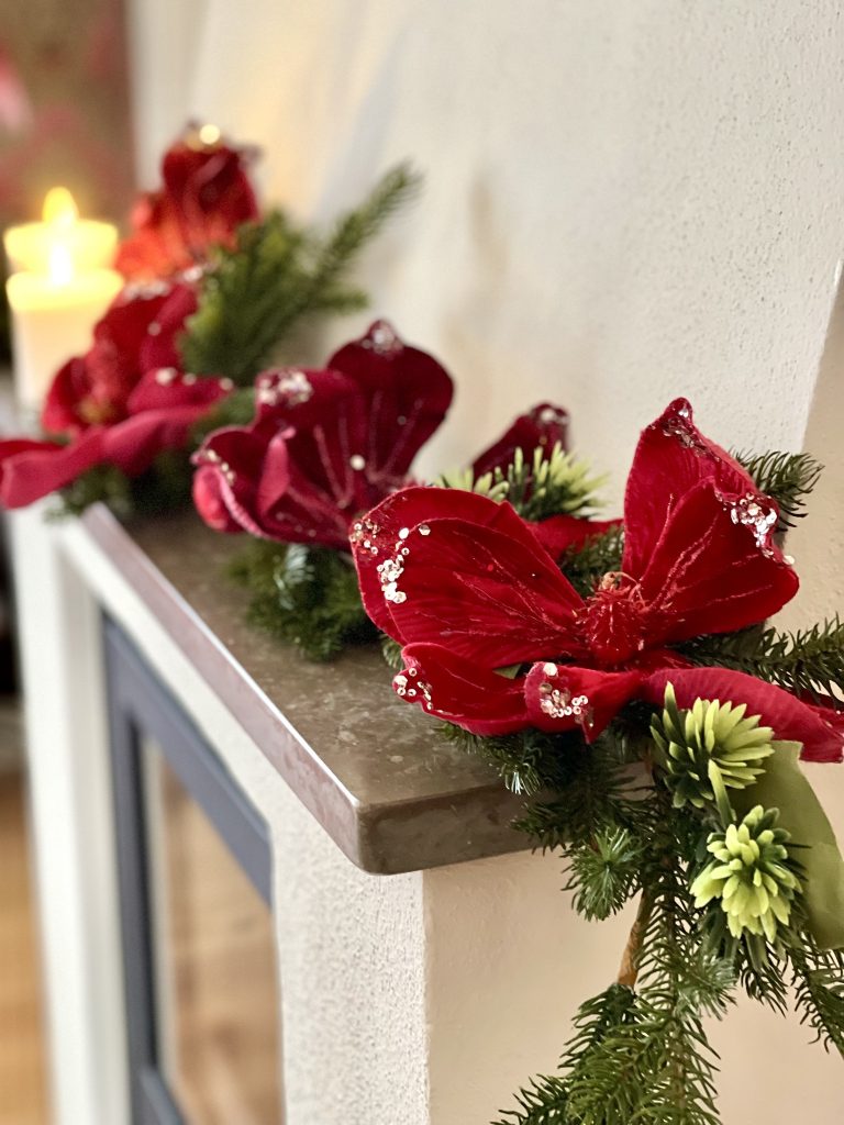Girlang med gran och röda blommor 160 cm