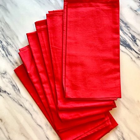 Sex röda tygservetter av bomull