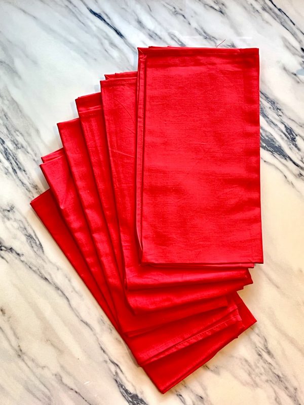 Sex röda tygservetter av bomull