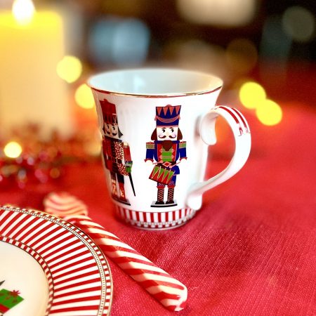 Mugg Nötknäppare porslin med guldkant