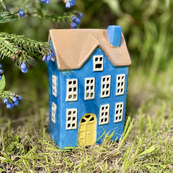 Ljushus Visby blått med gul dörr